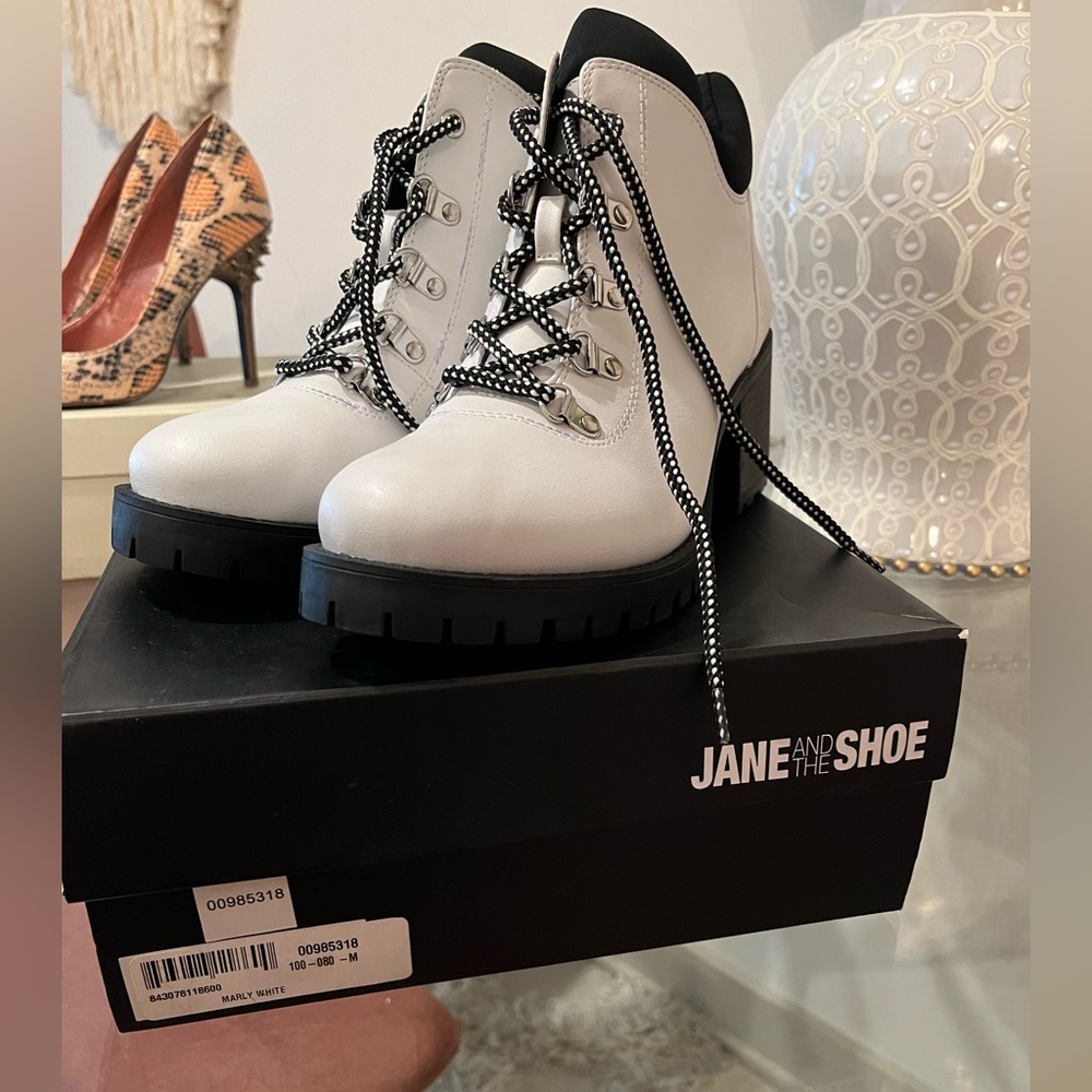 BRAND NEW - low rise boot